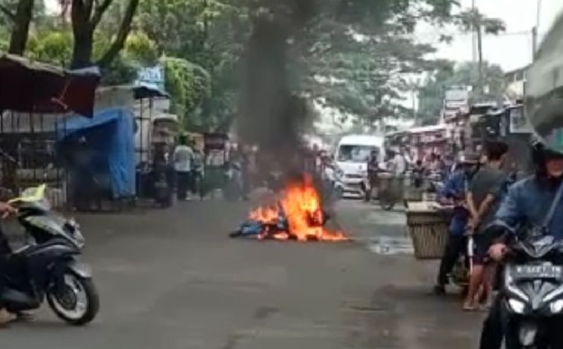 Motor Hangus Terbakar di Pasar Kemis Gegerkan Warga, Diduga akibat Korsleting Aki Motor
