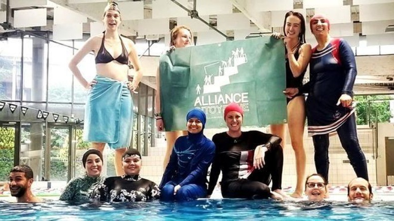 Perempuan di Kota Ini Dilarang Pakai Baju Renang Tertutup dalam Kolam Umum