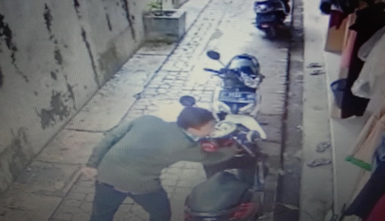 Pencuri Motor Beraksi Siang Hari di Subang, Wajah Pelaku Terekam Jelas CCTV