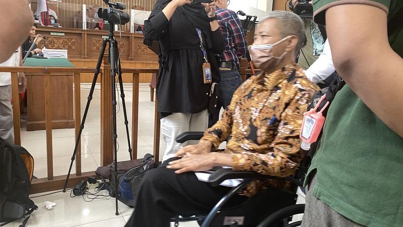 Pakai Kursi Roda, M Kace Hadiri Sidang Irjen Napoleon Bonaparte