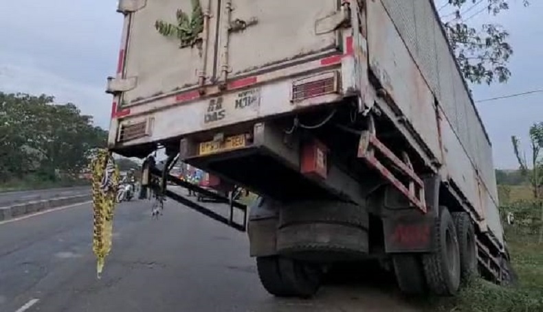  Sopir Ngantuk, Tronton Bermuatan Barang Elektronik Masuk Parit di Jalur Pantura Indramayu