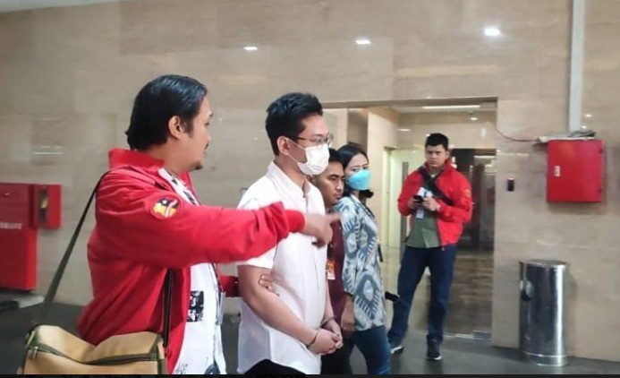 Tangan Terborgol, Indra Kenz dan Mobil Mewahnya Dibawa Polisi ke Kejari Tangsel 