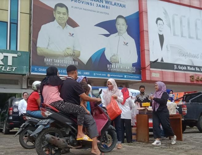 Jumat Berkah, DPW Partai Perindo Jambi Bagikan Ratusan Nasi Kotak ke Warga
