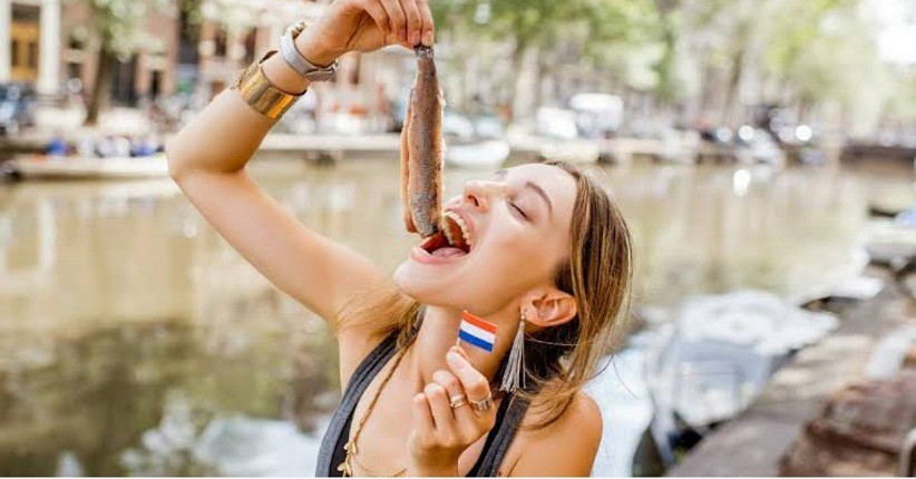 Menjajal Ikan Haring, Menu Ekstrem Belanda yang Disantap Mentah dan Berlendir
