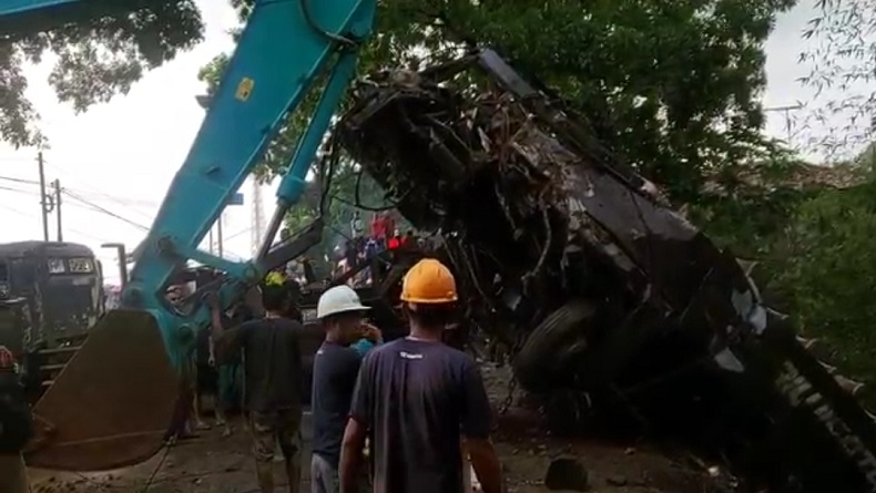 Bus Pariwisata Berhasil Dievakuasi dari Dasar Jurang di Rajapolah Tasikmalaya