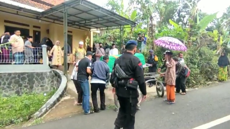 Pasutri Korban Bus Masuk Jurang Rajapolah Tasikmalaya Dimakamkan di Cipaku Ciamis