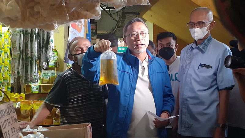 Mendag Zulhas Pastikan Minyak Goreng Curah Rp14.000 per Liter Tersedia di 15.000 Titik