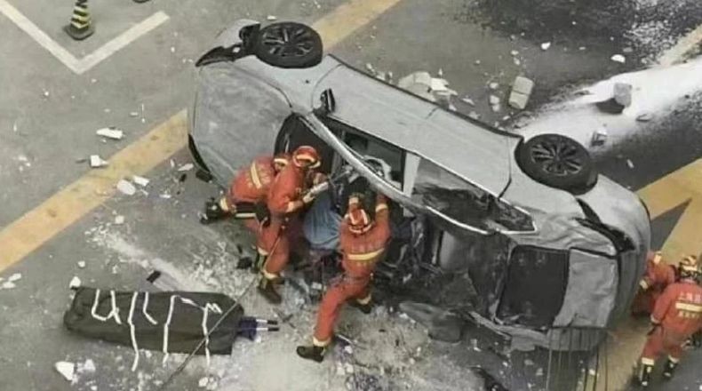 Mobil Listrik Meluncur dari Lantai 3 Gedung Parkir saat Dites, 2 Orang Tewas