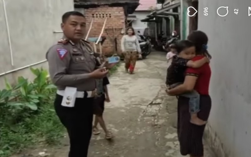 Viral Polisi Tuntun Ingatan Anak Kecil yang Tersesat, Netizen: Mantap Pak Pol