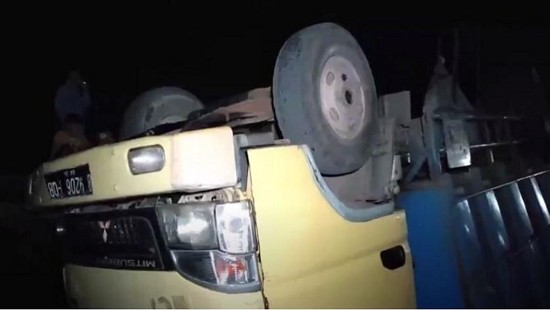 Truk Muatan Batu Bara di Padang Terjun ke Parit, Sopir Tewas Terjepit
