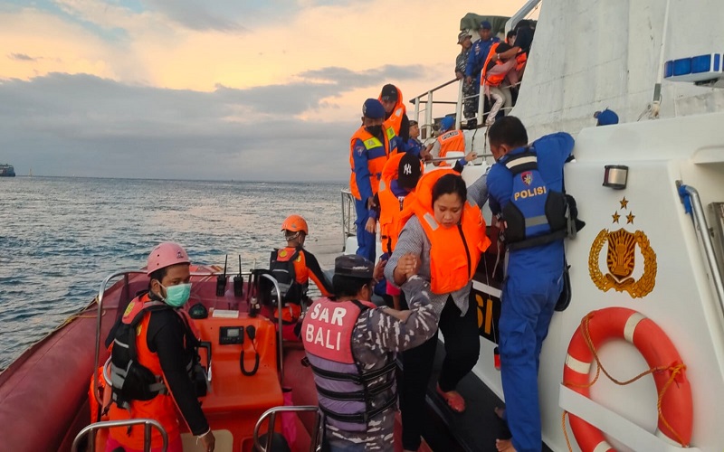 KMP Nusa Dua Angkut 160 Penumpang Mati Mesin di Selat Bali