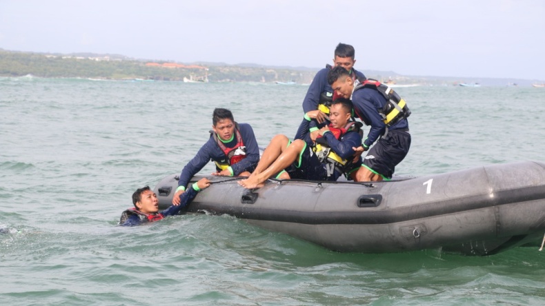 Basarnas dan Tim ARFF Bandara Ngurah Rai Bali Gelar Simulasi Evakuasi Pesawat Jatuh