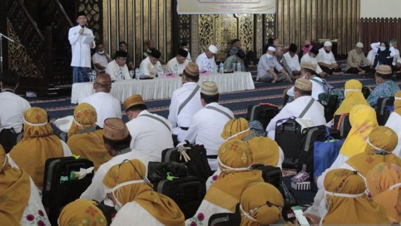 Bupati Lepas 185 Jemaah Calon Haji Kabupaten Gorontalo