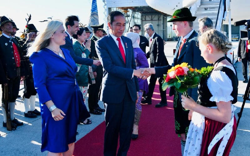 Tiba di Munich Jerman, Jokowi Disambut Pasukan Berpakaian Adat Bavaria