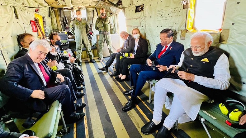 Ke KTT G7, Jokowi Naik Helikopter Bareng PM India Narendra Modi