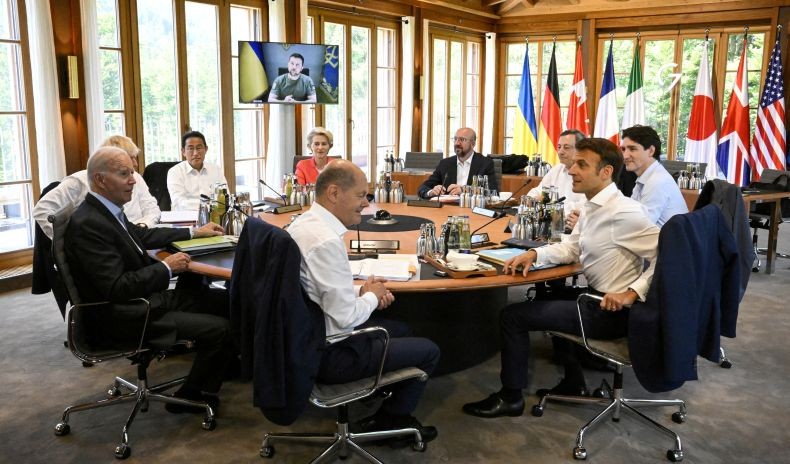 Di KTT G7, PM Inggris Boris Johnson Candai Foto Vladimir Putin Telanjang Dada Naik Kuda