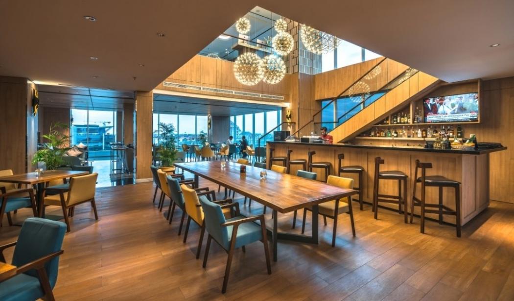 Ladies, Pakai High Heels ke Oakwood Hotel Surabaya Dapat Free Cocktail di Deckside Lounge and Cafe