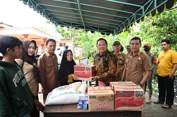 Wali Kota Irsan Efendi Berikan Bansos untuk Korban Kebakaran Rumah