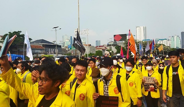Tiba di Gedung DPR, Ratusan Mahasiswa dari BEM UI Teriak Cabut RUKHP