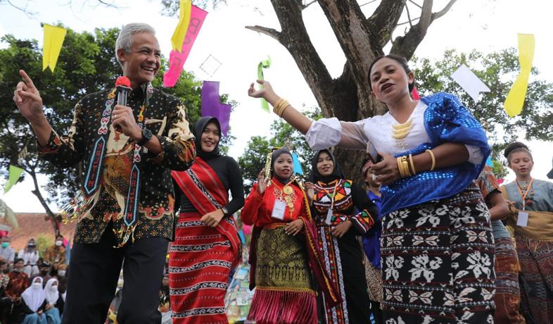  Ketika Ganjar Mendadak Sutradarai Pertunjukan Tari Maumere, Begini Jadinya