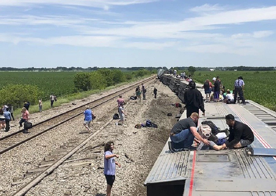 Kereta Api Tergelincir usai Tabrak Truk Sampah, Beberapa Orang Tewas Puluhan Lainnya Luka-Luka