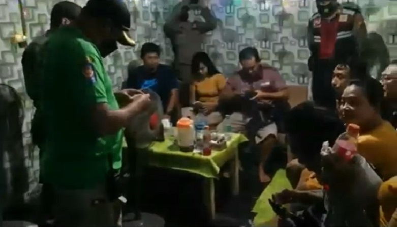 Gerebek 2 Tempat Karaoke Berkedok Warung, Petugas Sita KTP hingga Peralatan Musik 