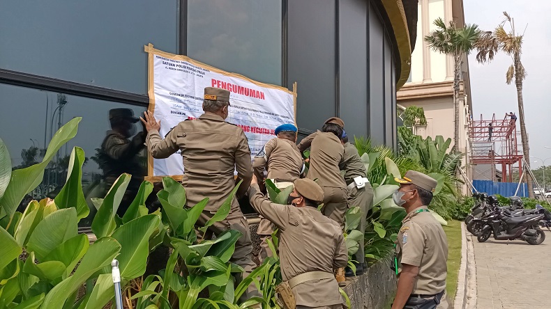 Puluhan Petugas Gabungan Segel 4 Outlet Holywings di Jakarta Utara