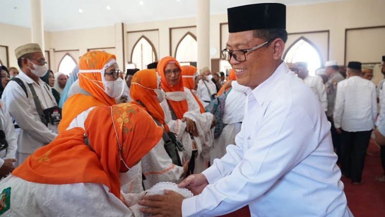 Bupati Thariq Lepas 30 Jemaah Calon Haji Gorontalo Utara 