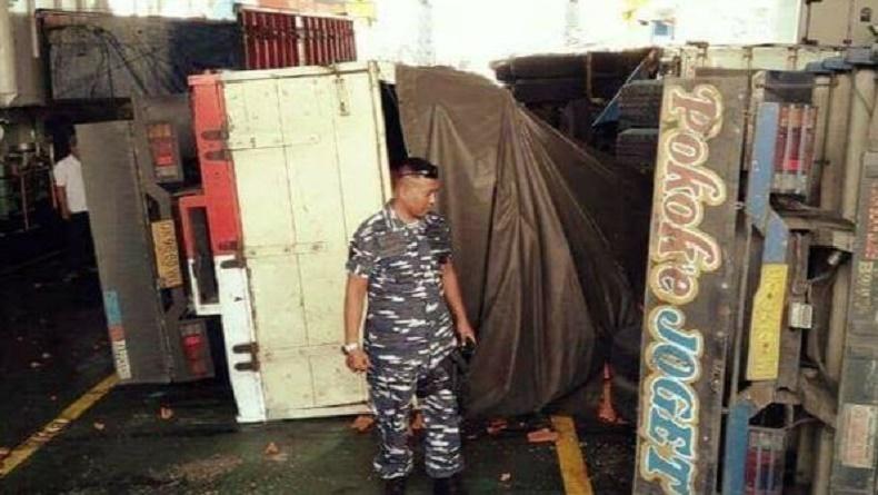 Cuaca Ekstrem di Selat Bali, Kendaraan Diangkut dalam Kapal Feri Terguling