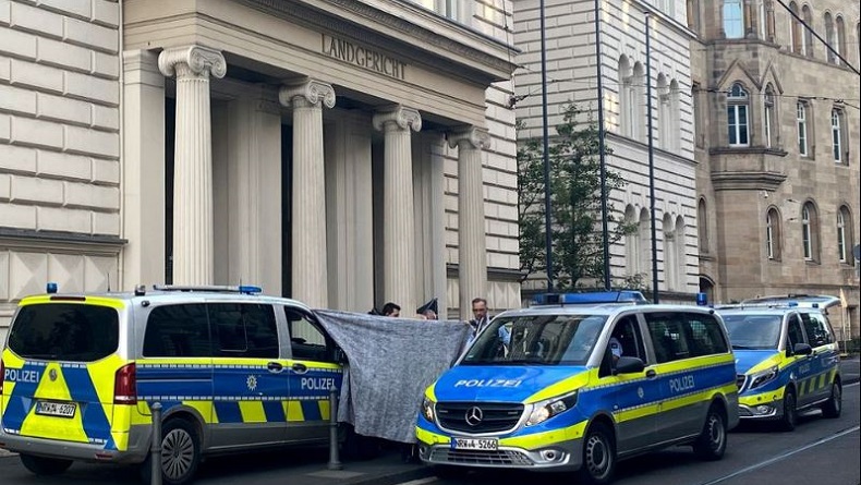 Ngeri, Potongan Kepala Manusia Ditinggal di Depan Gedung Pengadilan