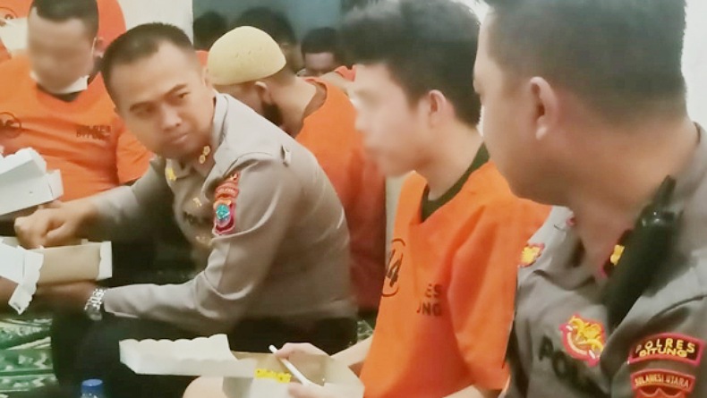 Kapolres Bitung Makan Siang Bareng Tahanan, Pesannya Bikin Haru