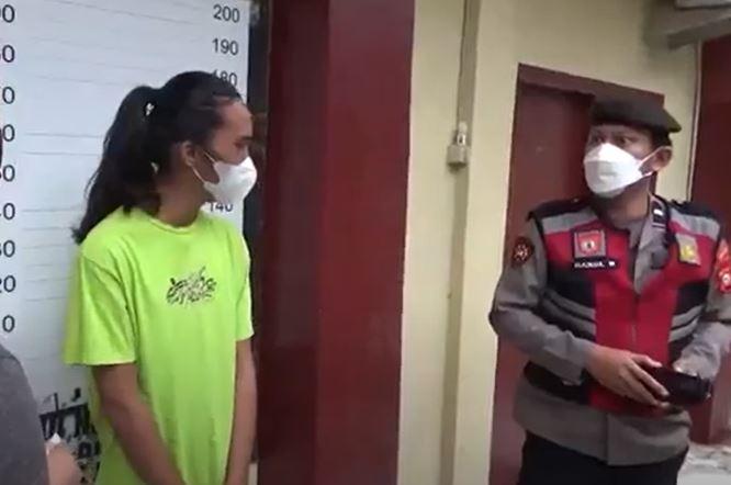 Naik Motor Pamer Celana Dalam Sambil Joget, Waria Ini Mewek saat Ditangkap 