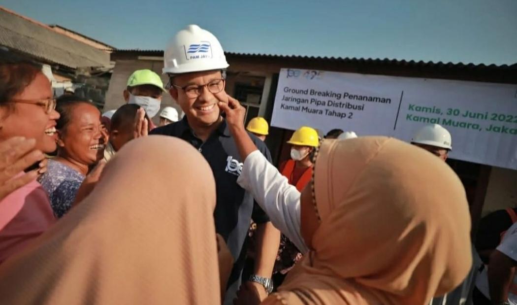 Anies Unggah Foto Ditowel Emak-Emak di Jakut, Netizen : Emang Gemesin