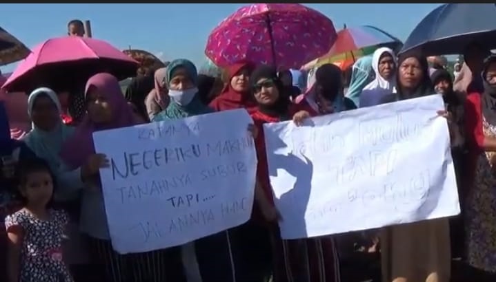 Ratusan Warga Desa Layansari Cilacap Demo Tuntut Perbaikan Jalan Rusak Parah