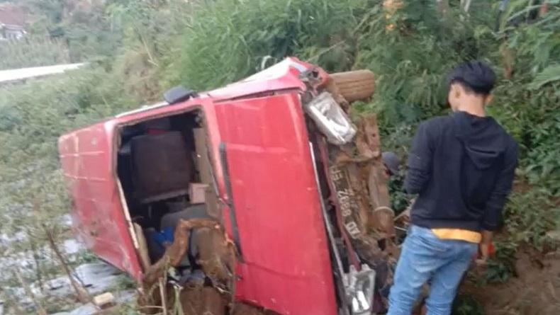 Minibus Bermuatan Bawang Merah Terjun ke Ladang di Lereng Gunung Merbabu