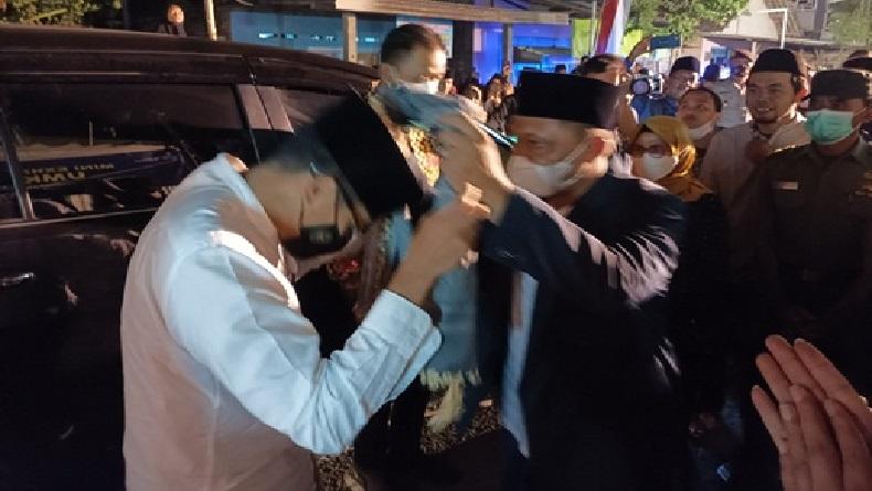 Malam-malam Kunjungi Ponpes Al Kamal Blitar, Menparekraf Sandiaga Uno Dikalungi Sorban