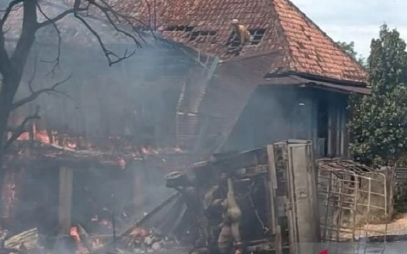 Pikap Solar Ilegal Pecah Ban Picu 4 Rumah Terbakar, Sopir dan Pemilik Tambang Tersangka
