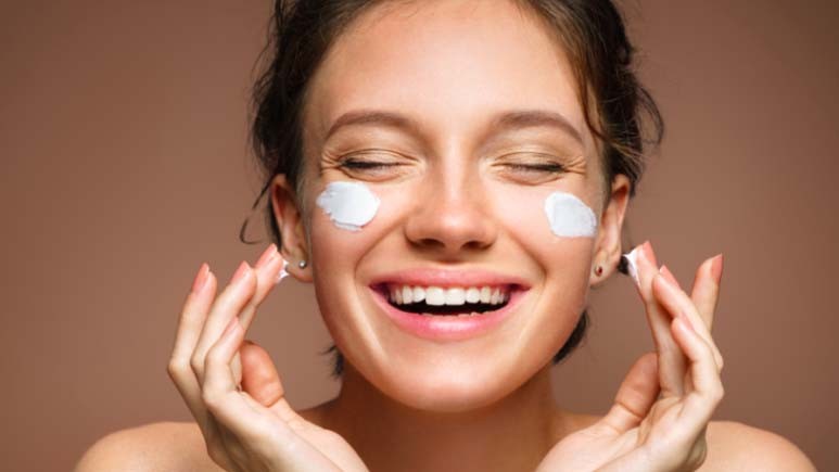 Ini Cara Mencegah Kulit Wajah Berjerawat, Jangan Lupa Membersihkan Sisa Makeup