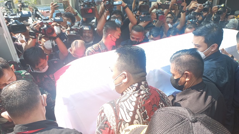 Jenazah Tjahjo Kumolo Dibawa dengan Peti Berbalut Bendera Merah Putih