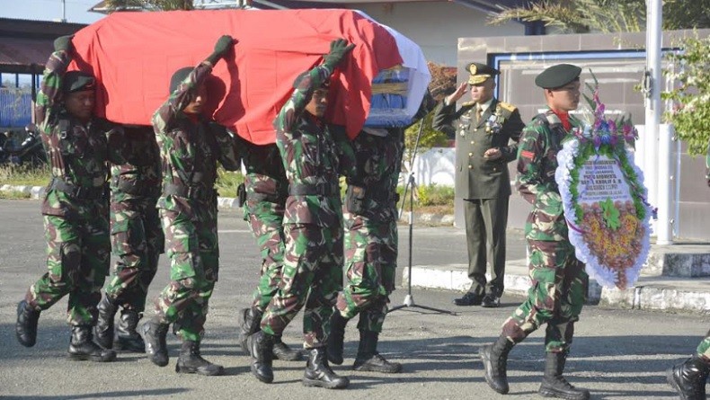 Danrem 172/PWY Pimpin Pelepasan Jenazah secara Militer Pratu Anumerta Beryl Kholif 