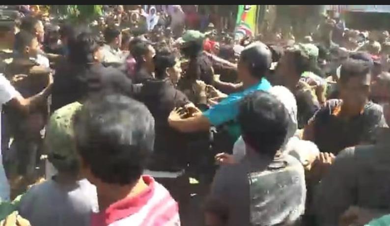 Tradisi Sedekah Bumi di Jepara Ricuh, Warga Saling Pukul saat Berebut Golek Raja