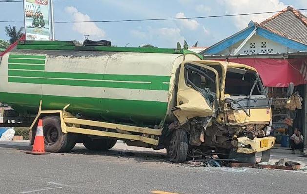 Minibus Tabrak Truk Tangki di Bangka Tengah, 1 Tewas 2 Luka Berat