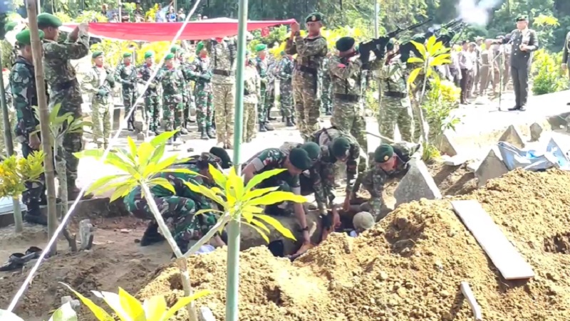 Pimpin Upacara Pemakaman Pratu Beryl di Kediri, Pangkostrad: Almarhum Sosok Tangguh 