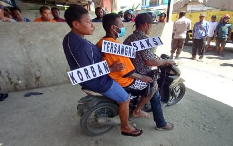 Rekonstruksi Pembunuhan di Depan Dapur Papua, Tersangka Peragakan Penusukan 20 Kali