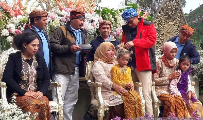 Momen Sandiaga Uno Potong Rambut Gimbal di Dieng Wonosobo