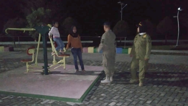 Fasilitas Umum di Pantai Piwang Rusak, Satpol PP Natuna Tertibkan Pengunjung 