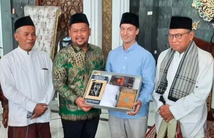 Nikahi Gadis Gresik Peraih Emas PON, Atlet Thailand Masuk Islam