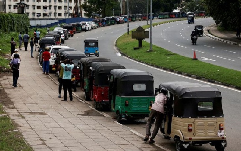 Stok BBM untuk Satu Hari Kurang, Begini Antrean Panjang Bajaj di SPBU Colombo