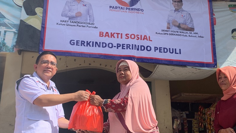 Gerkindo Bagikan Sembako di Desa Cibatu Cikarang Bekasi