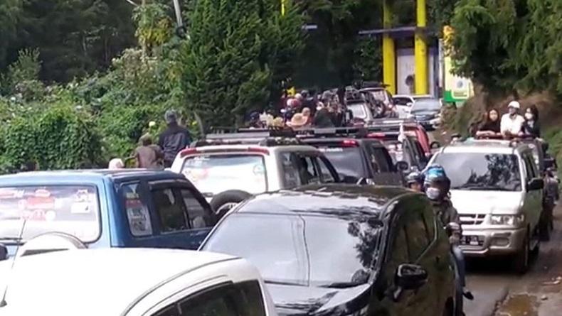 Wisatawan Antusias Ingin Lihat Fenomena Embun Es, Jalur Kawasan Dieng Macet Parah